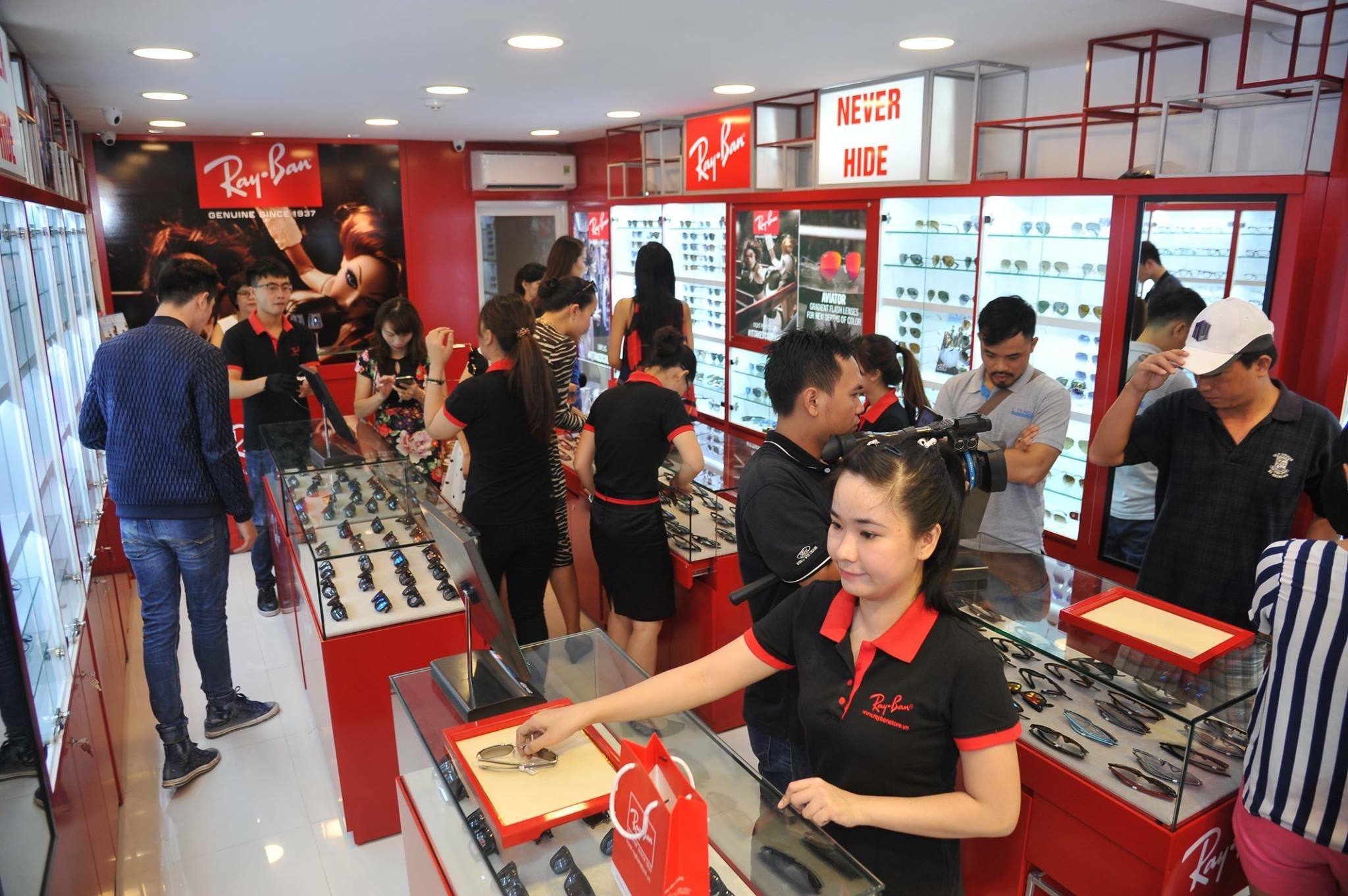 Eyewear STORE là đại lý kính mắt Ray-Ban chính Hãng với 3 Showroom Ray Ban lớn nhất tại Việt Nam